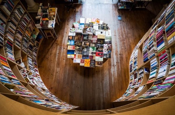 Uma das mais emblemáticas livrarias de Óbidos, a de Santiago, instalada numa antiga igreja_Rui Gaudêncio