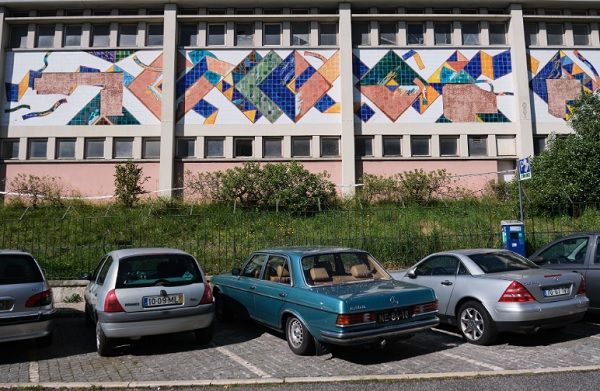 O painel foi ali colocado em 2005 depois de um concurso promovido pelo Ministério da Educação_Rui Gaudêncio O painel foi ali colocado em 2005 depois de um concurso promovido pelo Ministério da Educação_Rui Gaudêncio