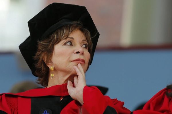 Isabel Allende na cerimónia em que recebeu o doutoramento honoris causa da Universidade de Harvard, em 2014_Brian Snyder/Reuters