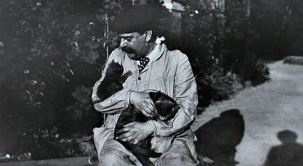 Rafael Bordalo Pinheiro retratado com os seus gatos (c. 1890/autor desconhecido)_Museu Bordalo Pinheiro