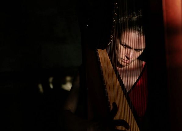 A harpista e compositora Angélica Salvi