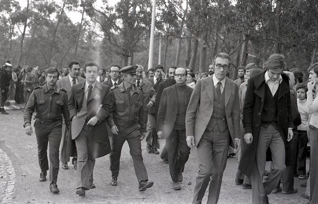 Francisco e Miguel Sousa Tavares, à esquerda Jorge Sampaio, na libertação dos presos políticos a seguir ao 25 de Abril.  © Arquivo DN