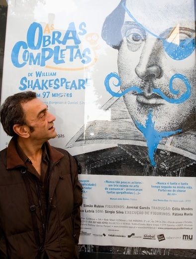 Juvenal Garcês com o cartaz de "As Obras Completas de William Shakespeare"© Arquivo Global Imagens