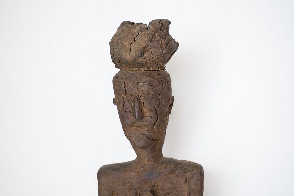 José Almeida. s título (lenda do São Macário). circa 1975/80 escultura em castanheiro 72x25x17cm