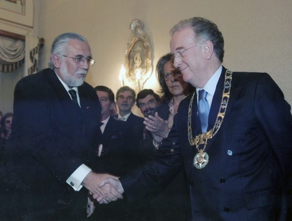 A terminar o mandato, o Presidente da República Jorge Sampaio exibe o Grande-Colar da Ordem Militar da Torre e Espada, recebido por direito próprio, de acordo com a lei (n.º 2, art.º 9.º, Lei n.º 5/2011, de 2 de março). | Coleção José Vicente de Bragança