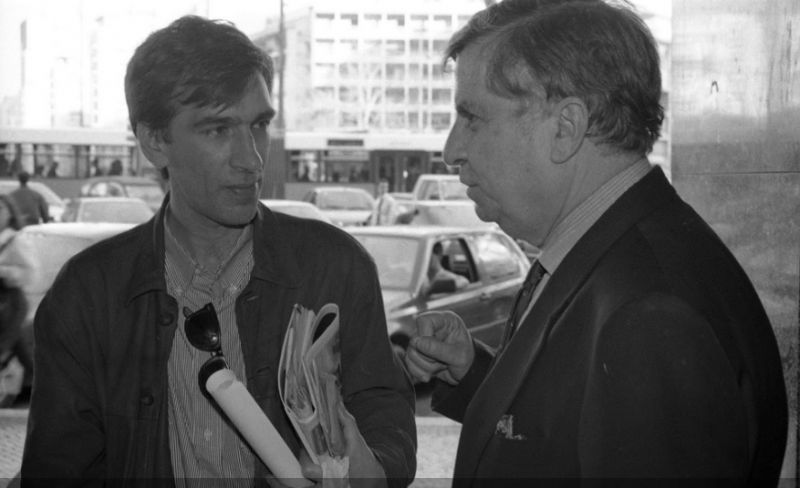 José Vaz Pereira (à dir.) com o também crítico de cinema Manuel Pereira, em 1996, em Lisboa, na apresentação do ciclo da Cinemateca Fernando Lopes por cá [Fotografia: Estúdio F64/Col. Cinemateca Portuguesa - Museu do Cinema]