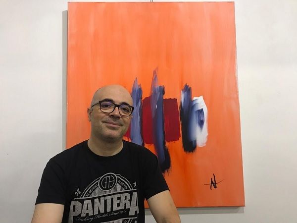 Gonçalo Daniel junto da obra "one" de Natália Gromicho que ilustra a capa do single