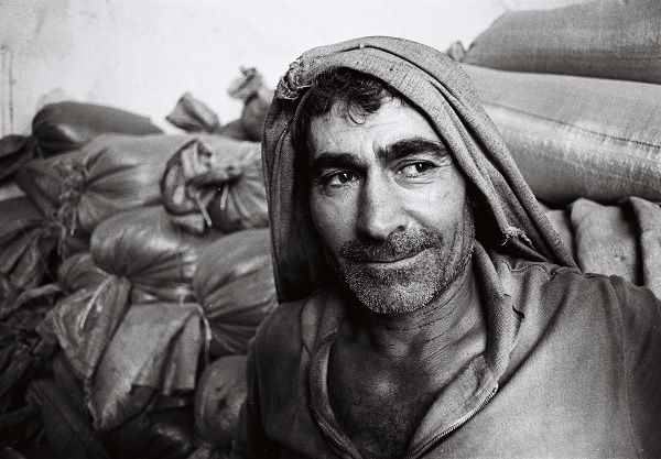 Trabalhador da Alfarroba, São Bartolomeu de Messines, Algarve, 1976 © Armindo Cardoso Trabalhador da Alfarroba, São Bartolomeu de Messines, Algarve, 1976 © Armindo Cardoso