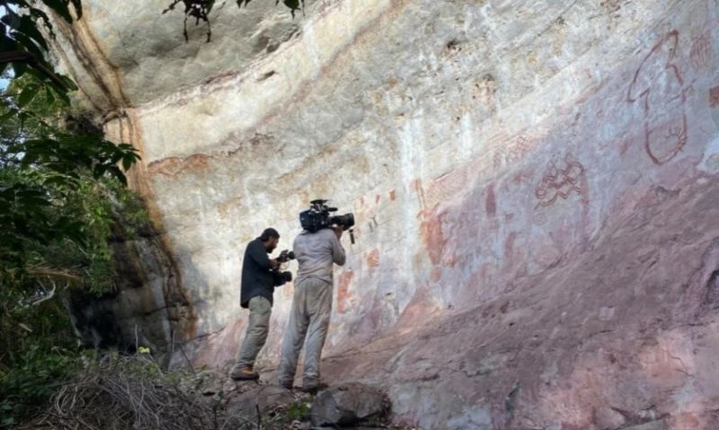  A equipa do documentário a gravar uma das superfícies rochosas com pinturas rupestres ELLA AL-SHAMAHI