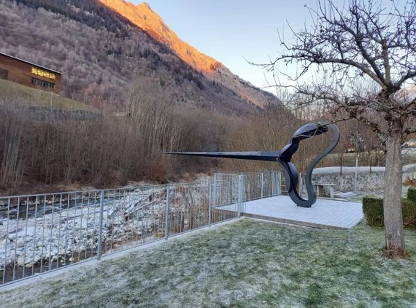 A escultura Occhi Che Non Dormono, de Rui Chafes, instalada nos jardins da Fondazione Centro Giacometti, em Stampa (Suíça)
