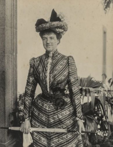 Fotografia completa da rainha D. Amélia fotografada por Vicente Gomes da Silva numa visita à Madeira em 1901