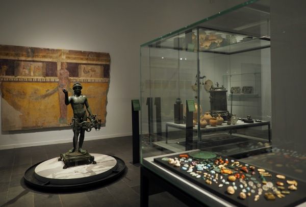 O Museu Antiquarium foi inaugurado em 1873 pelo arqueólogo Giuseppe Fiorelli_Mina Grasso O Museu Antiquarium foi inaugurado em 1873 pelo arqueólogo Giuseppe Fiorelli_Mina Grasso