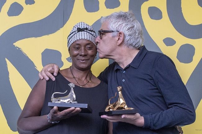 Realizador Pedro Costa com a atriz Vitalina Varela no festival de Locarno. Foto: Urs Flueeler/EPA