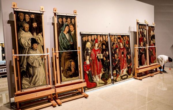 Os seis painéis estão agora sem molduras para facilitar o trabalho dos especialistas e para que a pintura seja toda visível Os seis painéis estão agora sem molduras para facilitar o trabalho dos especialistas e para que a pintura seja toda visível