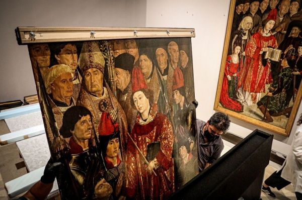 Os Painéis foram feitos à bem mais de 500 anos e devem o nome por que são hoje conhecidos ao facto de terem sido redescobertos no paço patriarcal de S. Vicente de Fora, em Lisboa, em 1883 Os Painéis foram feitos à bem mais de 500 anos e devem o nome por que são hoje conhecidos ao facto de terem sido redescobertos no paço patriarcal de S. Vicente de Fora, em Lisboa, em 1883