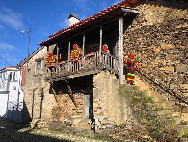 Em Podence os caretos fazem o carnaval à janela. Foto: DR