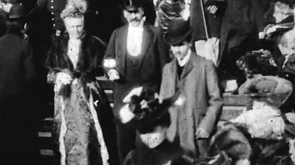 Um fotograma onde aparece Proust, com o habitual chapéu de coco e casaco cinzento pérola