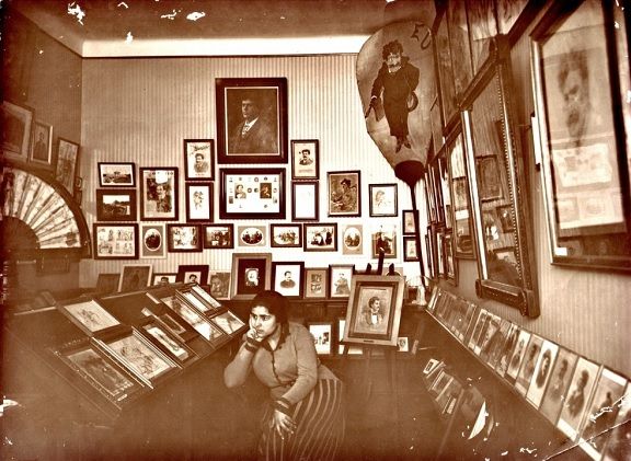 Fotografia de Julieta Ferrão numa das salas de exposição do Museu Bordalo Pinheiro nos anos 20 do século passado. Fotografia de Julieta Ferrão numa das salas de exposição do Museu Bordalo Pinheiro nos anos 20 do século passado.