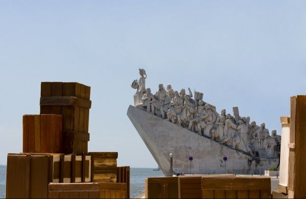 Parte do Padrão dos Descobrimentos encaixotado, a fazer lembrar as bagagens que trouxeram os retornados_Isabel Brison