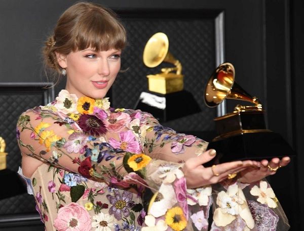 Taylor Swift tornou-se na primeira intérprete feminina a ganhar o Álbum do Ano por três vezes. Nesta edição, venceu a categoria com o álbum "Folclore". Foto EPA/Kevin Mazur