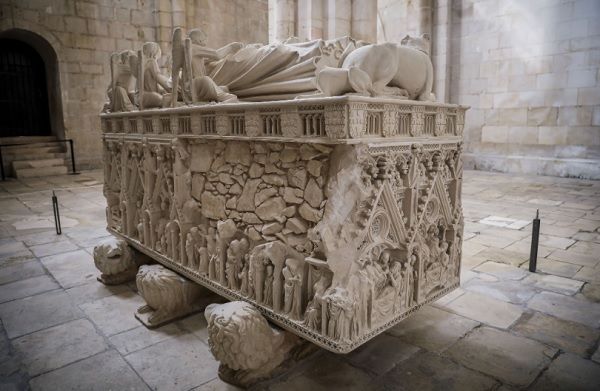 O túmulo de D. Pedro I numa fotografia em que é bem visível o rombo que nele terá sido feito pelos franceses durante a Guerra Peninsular 