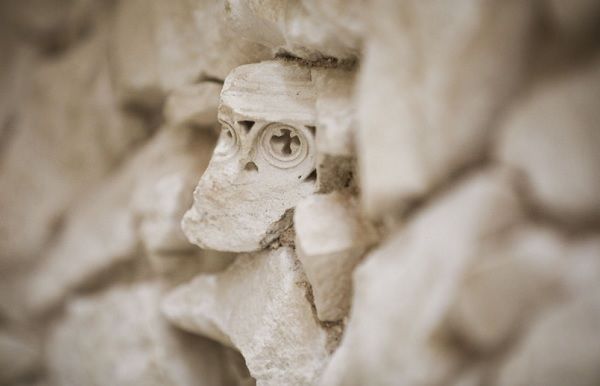 Depois de removidas as argamassas que cobriam o rombo é agora possível identificar pedras esculpidas, fragmentos das figuras e arquiteturas que decoravam este segmento do túmulo Depois de removidas as argamassas que cobriam o rombo é agora possível identificar pedras esculpidas, fragmentos das figuras e arquiteturas que decoravam este segmento do túmulo