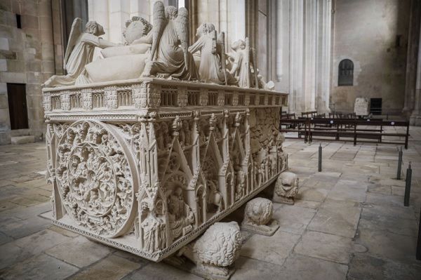 O túmulo de D. Pedro I está hoje isolado no transepto sul da igreja do Mosteiro de Alcobaça