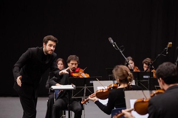 Dinis Sousa é fundador e director artístico da Orquestra XXI. Foto: Facebook Orquestra XXI