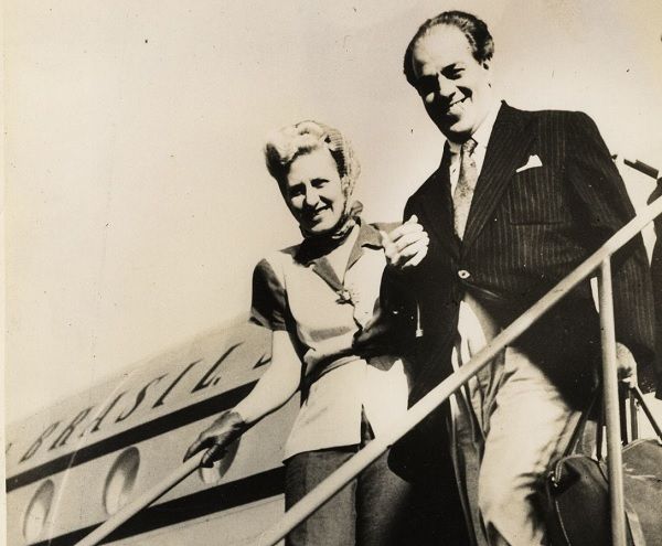 Casal Villa-Lobos a desembarcar no aeroporto de Lisboa,1947. Foto MVL 1983.16.092. Casal Villa-Lobos a desembarcar no aeroporto de Lisboa,1947. Foto MVL 1983.16.092.