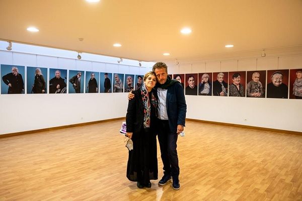 Encenadora e fotógrafo estiveram vários meses com idosos para concretizar Retratos. Foto: A Malvada/Facebook Encenadora e fotógrafo estiveram vários meses com idosos para concretizar Retratos. Foto: A Malvada/Facebook