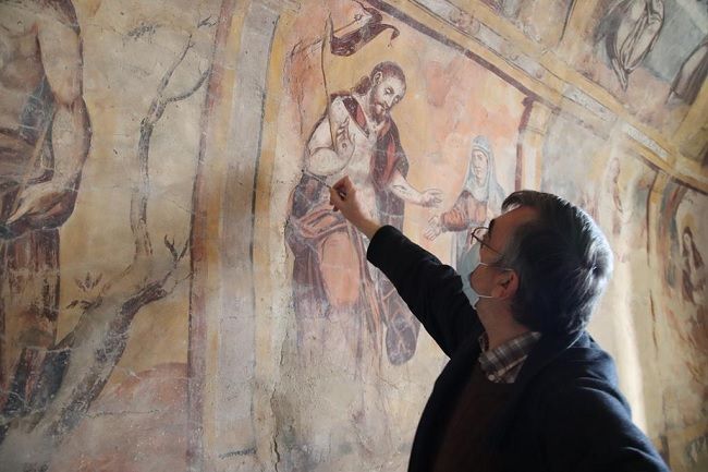 O investigador e técnico da Direção Regional de Cultura do Norte, Nelson Rebanda, observa um fresco no eremitério da Senhora da Teixeira (Século XVI), em Sequeiros, no concelho de Moncorvo. Foto: Francisco Pinto/Lusa