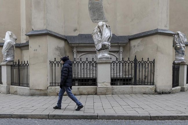Estátuas protegidas na cidade de Lviv. Foto: Miguel A. Lopes/EPA