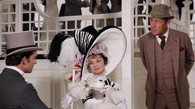 Em My Fair Lady, Audrey Hepburn ostenta o chapéu preto e branco que eternizou a elegância da personagem de Eliza Doolittle.
