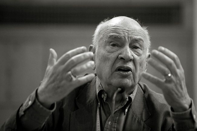 Edgar Morin, fotografado em 2009 numa visita ao Instituto Piaget em Viseu, por Manuel Roberto Edgar Morin, fotografado em 2009 numa visita ao Instituto Piaget em Viseu, por Manuel Roberto