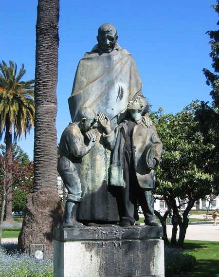 Escultura de Padre Américo por Henrique Moreira 