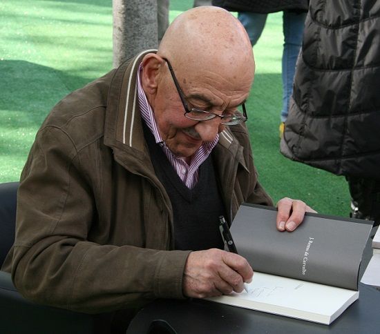 Rentes de Carvalho a autografar na Feira do Livro de Lisboa de 2012