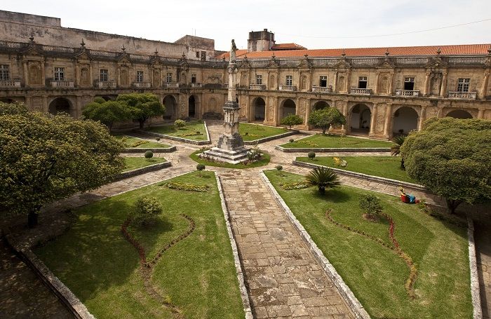 Os claustros do Mosteiro de Santa Clara-a-Nova, edifício do século XVII, classificado como Monumento Nacional [Copyright © 2011, Paulo Novais / Lusa]