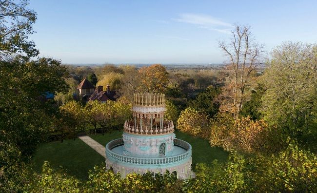   O pavilhão Bolo de Noiva, uma estrutura em três andares e com 12 metros de altura feito em peças de cerâmica_Cortesia Waddeson Manor