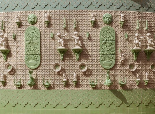 O pavilhão é inteiramente coberto por peças cerâmicas, de azulejos a esculturas_Cortesia Joana Vasconcelos O pavilhão é inteiramente coberto por peças cerâmicas, de azulejos a esculturas_Cortesia Joana Vasconcelos