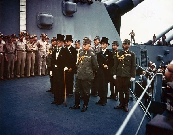 Representantes do Japão chegam ao USS Missouri para oficializar a rendição de seu país.  