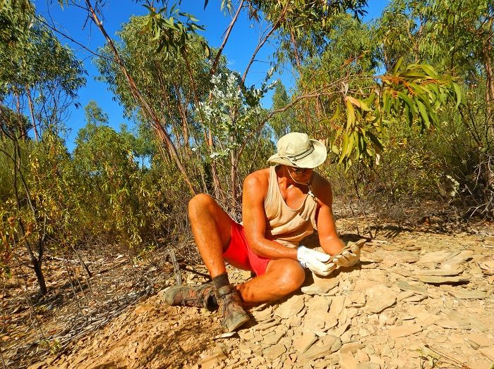 O paleontólogo italiano Andrea Baucon em trabalho de campo no local onde foram encontrados os vestígios fósseis