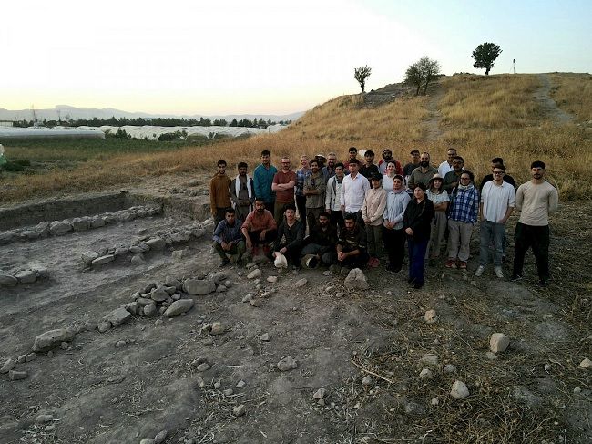 Foto de equipa no sítio arqueológico de Kani Shaie, com investigadores e trabalhadores curdos © DR Foto de equipa no sítio arqueológico de Kani Shaie, com investigadores e trabalhadores curdos © DR