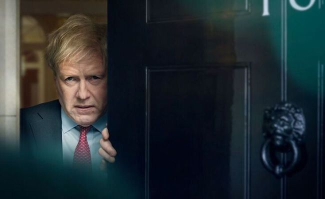 Kenneth Branagh como Boris Johnson, em This England.