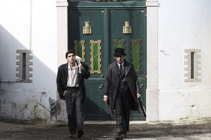 Os atores Joaquim Horta (D) e Romeu Vala (E) em cena no último dia de rodagem do filme “Soares é Fixe” na Prisão de Caxias, em Oeiras (© Agência LUSA)