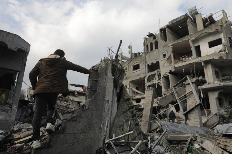 Escombros de casa destruída na sequência de um ataque aéreo israelita no sul da Faixa de Gaza, 25 de dezembro de 2023 © LUSA