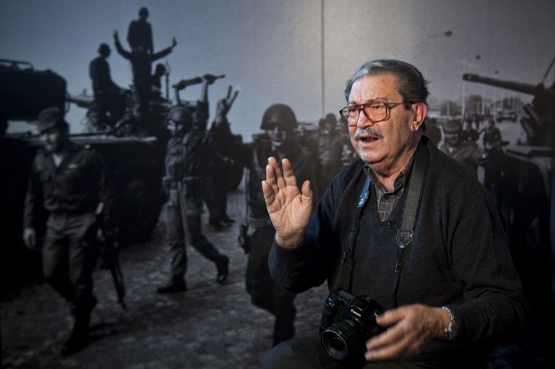 Fotógrafo Eduardo Gageiro em entrevista à Agência Lusa sobre a sua participação na cobertura dos acontecimentos do 25 de abril de 1974, no Museu da Cerâmica em Sacavém, em abril de 2014 © José Sena Goulão / LUSA