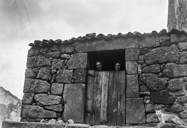 Duas mulheres à janela. © Maria Lamas 