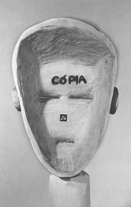 Verso de uma máscara identificada como “cópia”, produzida pelos escultores do Museu do Dundo.   Relatório Mensal do Museu do Dundo de 1957. Diamang Digital – Universidade de Coimbra. 