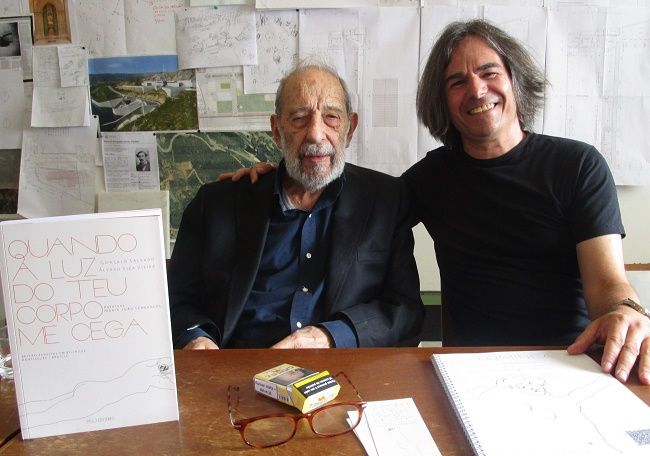 Álvaro Siza Vieira e Gonçalo Salvado no atelier do arquiteto no Porto, em julho de 2024 Álvaro Siza Vieira e Gonçalo Salvado no atelier do arquiteto no Porto, em julho de 2024