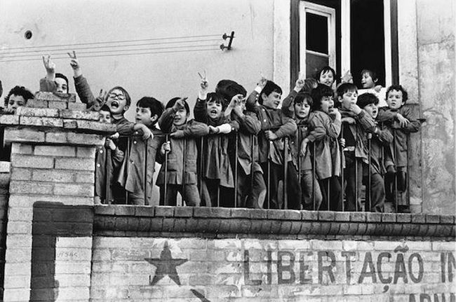 Lisboa, 1975. Crianças saudam a passagem de uma manifestação Foto Jean-Paul Miroglio Lisboa, 1975. Crianças saudam a passagem de uma manifestação Foto Jean-Paul Miroglio